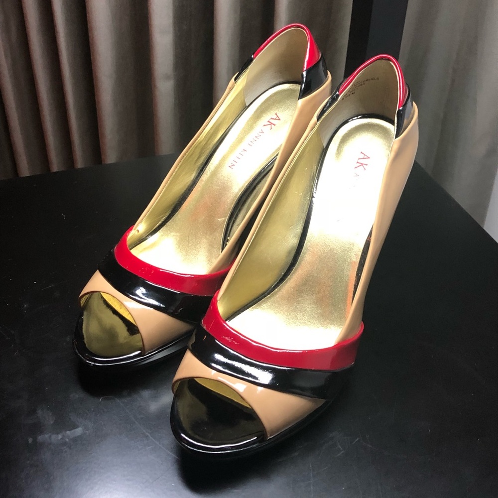Peep toe patent leather pumps
